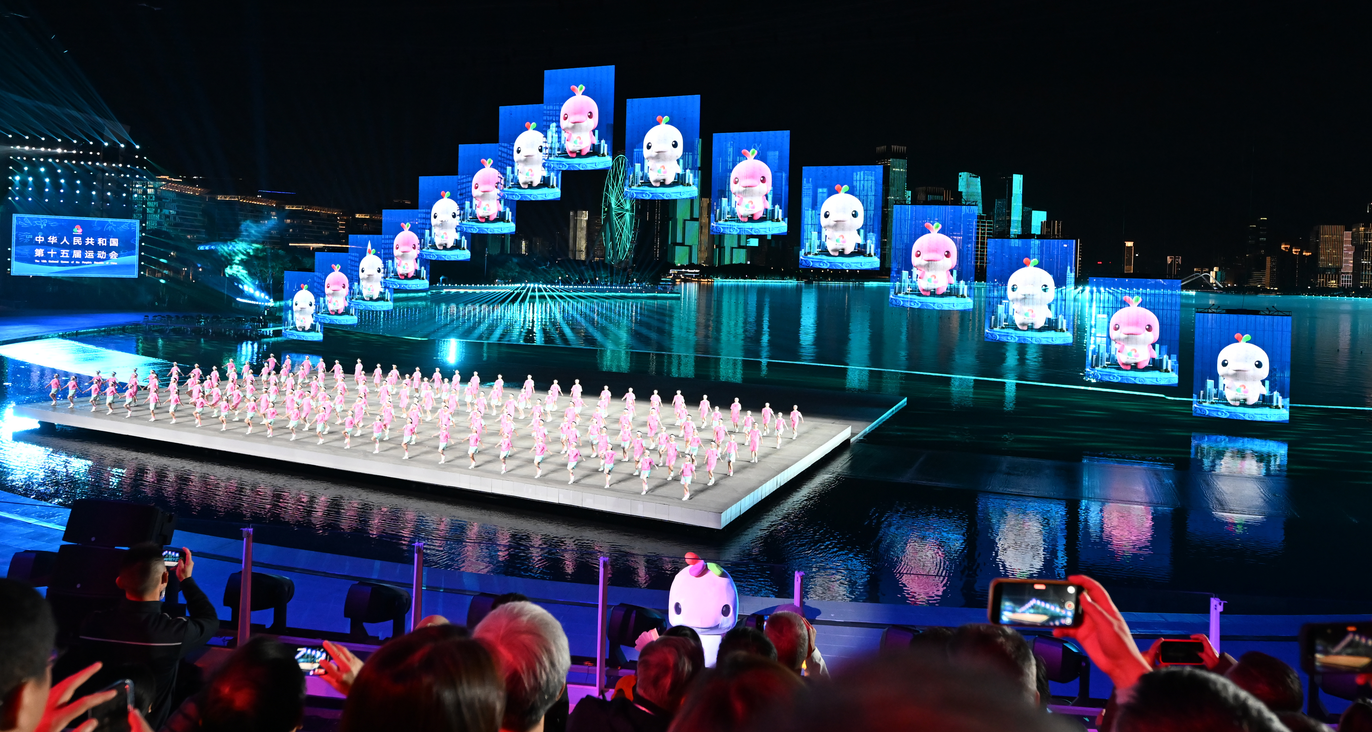 ↑ 这是拍摄的闭幕式现场。 新华社记者 毛思倩 摄</p><p style=